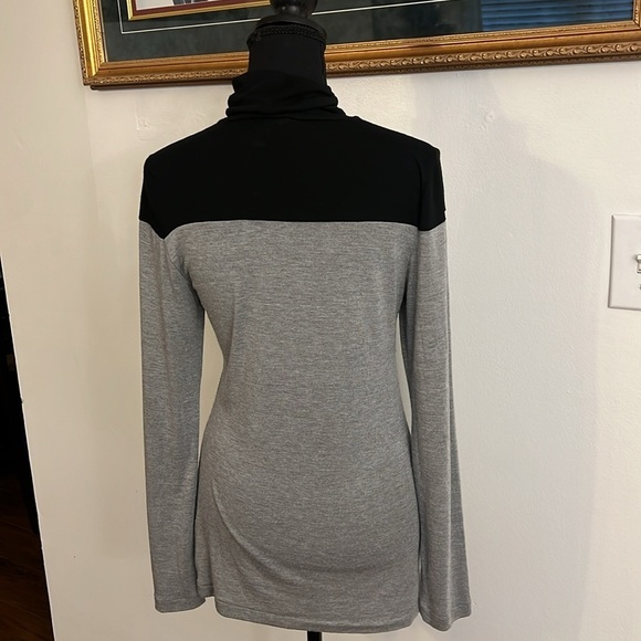 Banana Republic Two-Tone Long Sleeve Top, Sz. M. - Picture 6 of 9